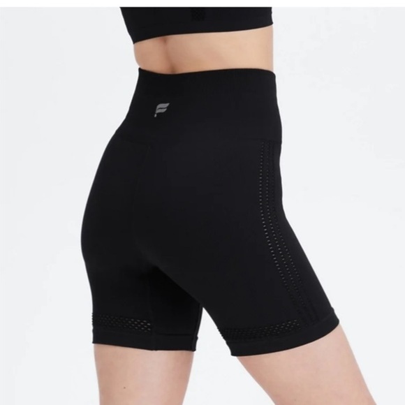 NWT! Fabletics Sync Seamless High-Waisted 6'' Short - Size X-Small - Black - Picture 3 of 5